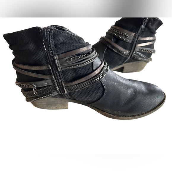 SO Womens 10 M black Ankle Booties Heels Side Zip Black Faux Leather shoes EUC - Picture 7 of 9